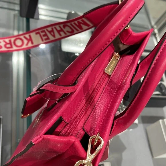 MICHAEL KORS
Mirella Small Pebbled Leather Crossbody Bag Tote
Electric Pink
NWT - Picture 14 of 16